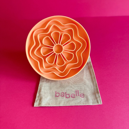 Babelle | Petal Lickmat | Slowfeeder | Perzik | 21 cm