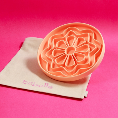 Babelle | Petal Lickmat | Slowfeeder | Perzik | 21 cm